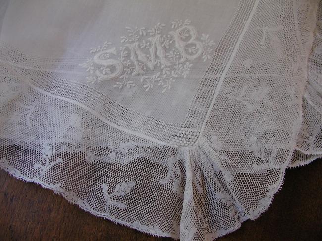 Exceptional ball handkerchief with floral monogram SMB & Valenciennes lace 1870