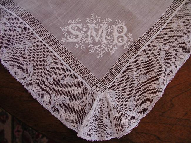 Exceptionnel mouchoir de bal 1870, brodé d'un magnifique monogramme SMB