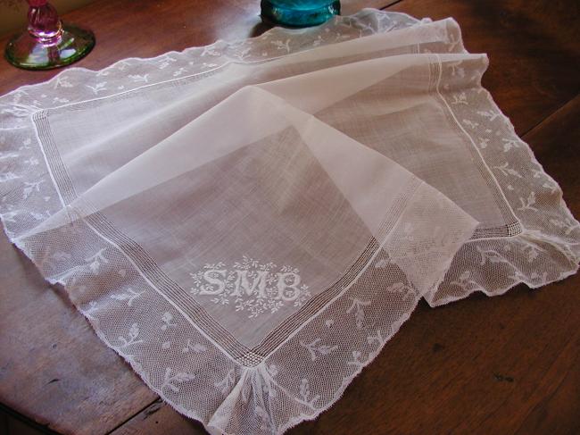 Exceptional ball handkerchief with floral monogram SMB & Valenciennes lace 1870