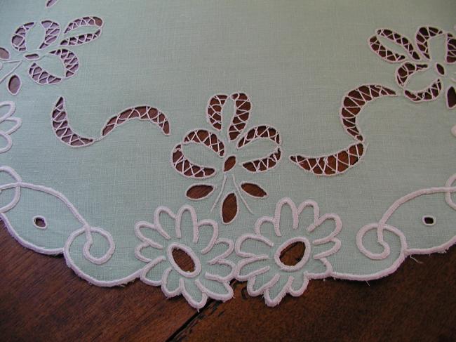 So pretty round tablecentre with embroidered flowers and openworks