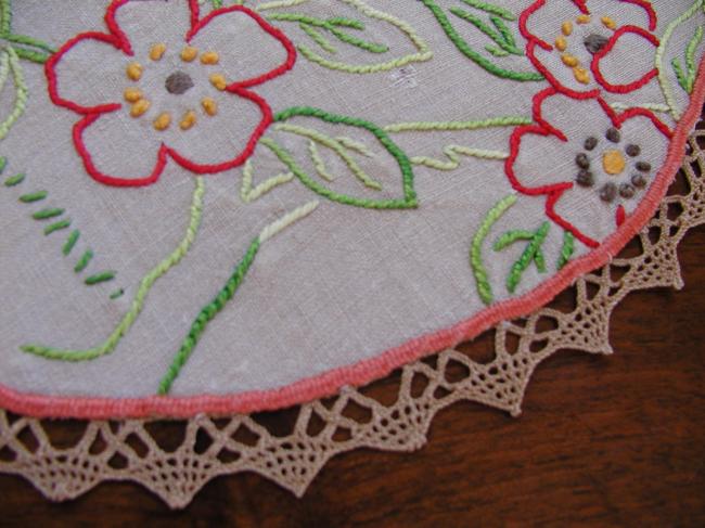 So sweet table centre with a little boy and its birds, handmade embroidery