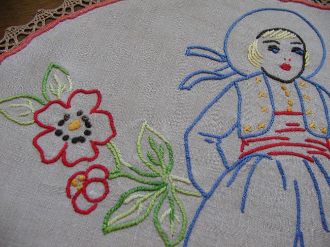 So sweet table centre with a little boy and its birds, handmade embroidery