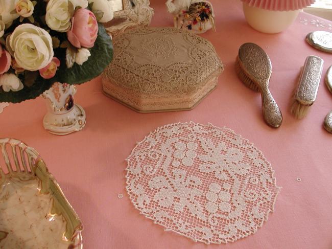 Lovely doily in hand-made fillet lace with vine pattern 1930
