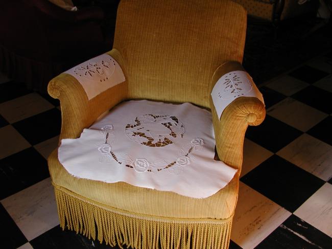 Superbe dessus de fauteuil + accoudoirs, brodés d'un ange&roses, prêts à poser