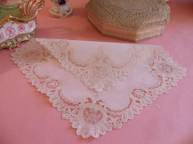 Merveilleux mouchoir de mariée en duchesse de Bruxelles, vers 1880