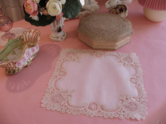 Merveilleux mouchoir de mariée en duchesse de Bruxelles, vers 1880