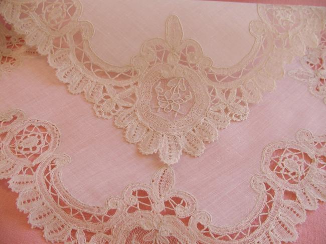 Merveilleux mouchoir de mariée en duchesse de Bruxelles, vers 1880