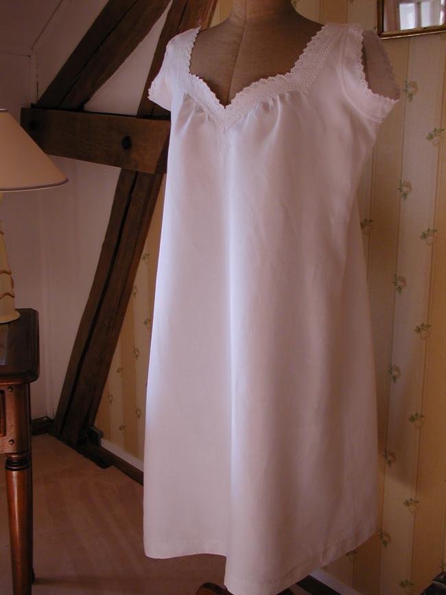 Fabulous night gown in pur linen, with white embroidery 1890
