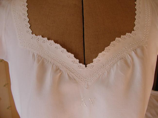 Superbe chemise de nuit en pûr lin de qualité, entièrement brodée main 1890