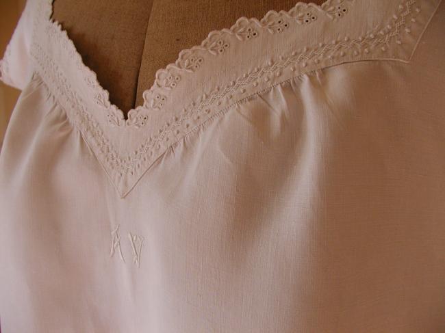 Fabulous night gown in pur linen, with white embroidery 1890