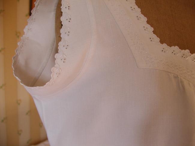 Superbe chemise de nuit en pûr lin de qualité, entièrement brodée main 1890