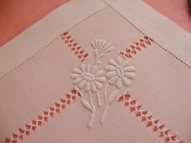 Adorable linen vase centre with hand-embroidered white daisies 1900