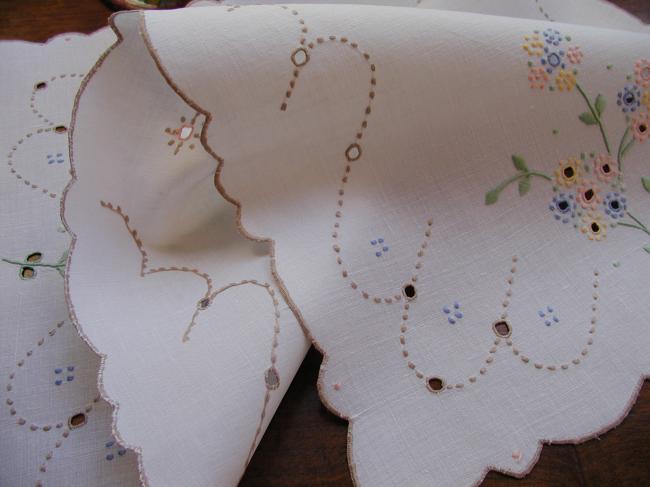 Charming little table runner in Madeira embroidery, sweet colors !