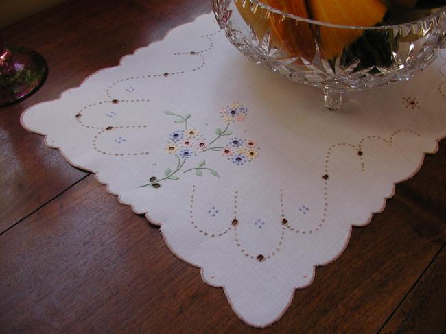 Charming little table runner in Madeira embroidery, sweet colors !