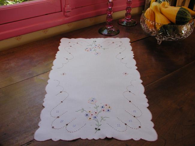 Charming little table runner in Madeira embroidery, sweet colors !