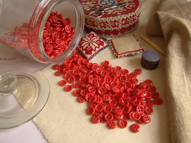 Lot de 12 anciens petits boutons en pâte de verre, rouge, 4 trous, 12mm