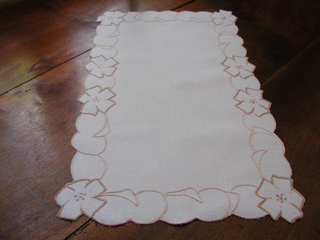 Sweet small table runner in irish linen with embroidered flowers (Madeira)