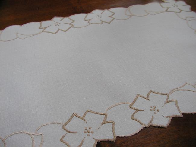 Sweet small table runner in irish linen with embroidered flowers (Madeira)