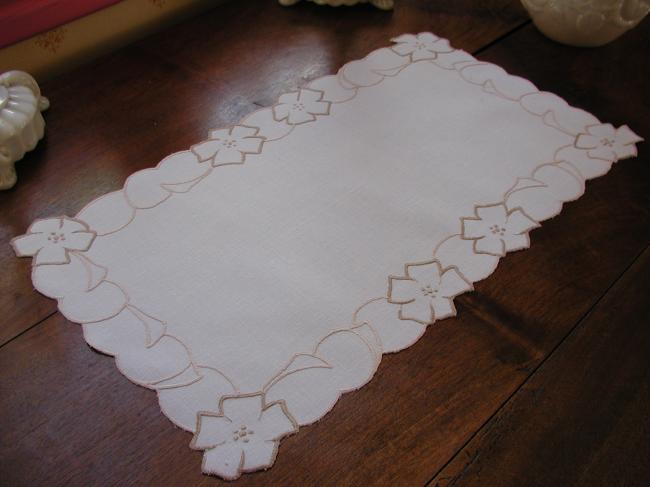 Sweet small table runner in irish linen with embroidered flowers (Madeira)