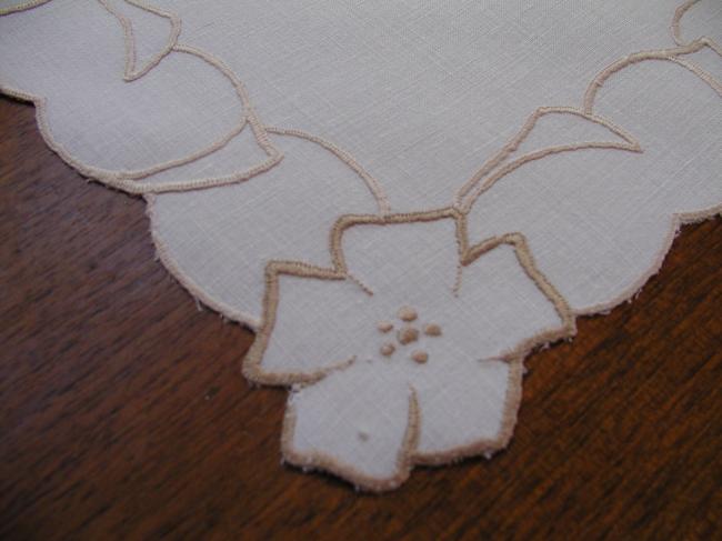 Sweet small table runner in irish linen with embroidered flowers (Madeira)