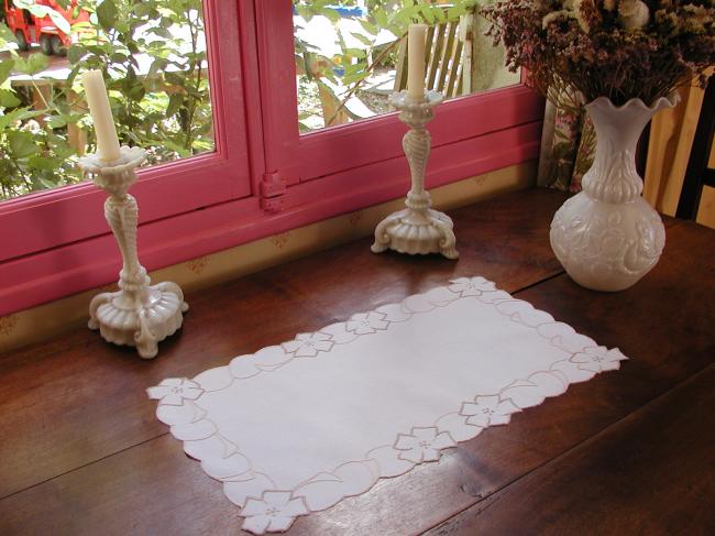 Sweet small table runner in irish linen with embroidered flowers (Madeira)