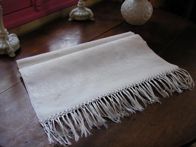 Marvellous scarve in ivory silk with fringes and monogram MC 1920