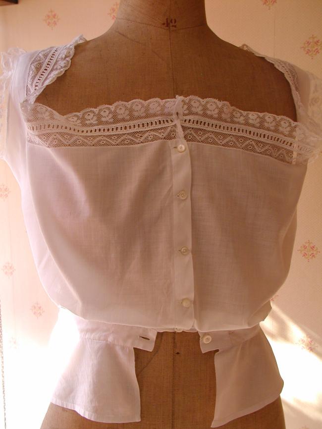 Lovely caraco chemise in batiste of linen with Valenciennes lace 1910