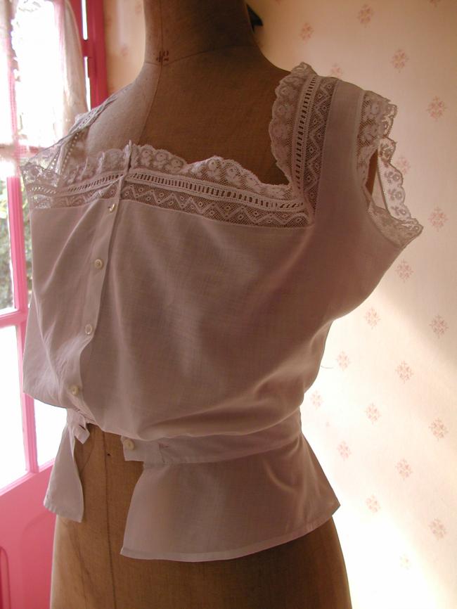 Lovely caraco chemise in batiste of linen with Valenciennes lace 1910