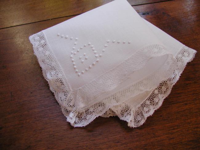 Charmante pochette mouchoir en batiste de lin et dentelle de Valenciennes