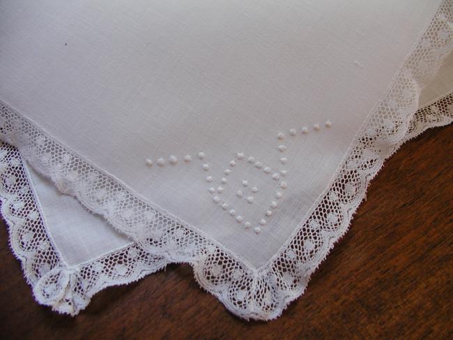 Charmante pochette mouchoir en batiste de lin et dentelle de Valenciennes