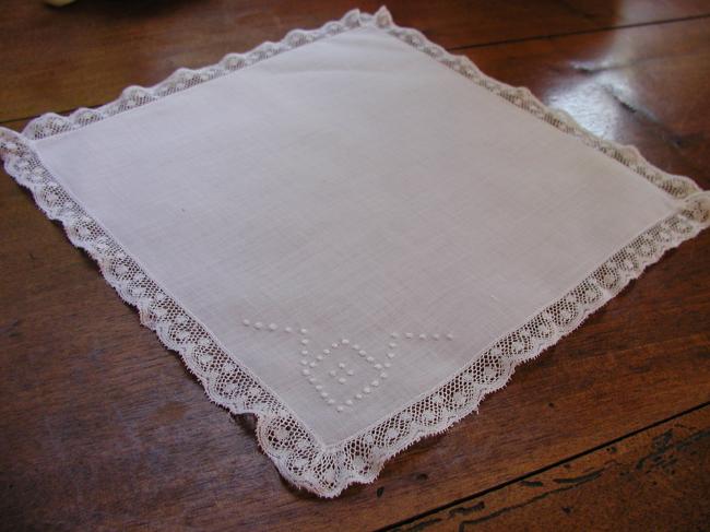 Charmante pochette mouchoir en batiste de lin et dentelle de Valenciennes