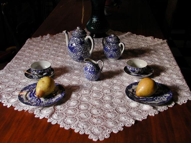 Très charmante nappe hexagonale  à thé en dentelle