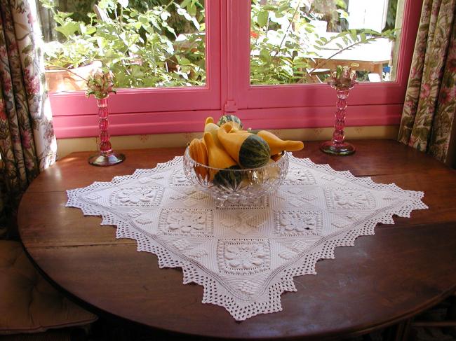 Superb table centre in crochet and knitted lace, corns and daisies