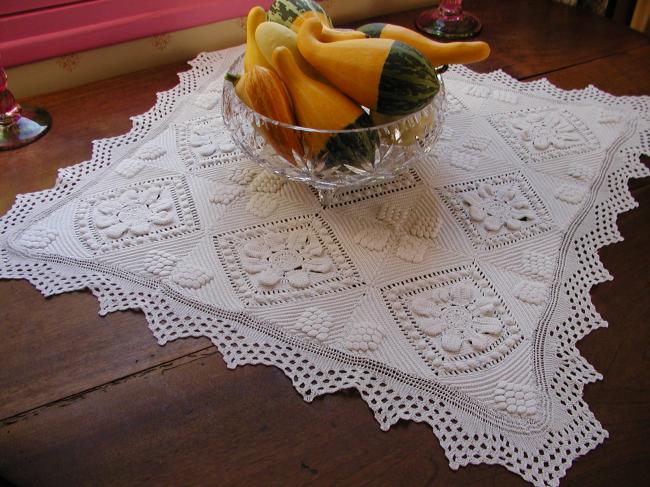 Superb table centre in crochet and knitted lace, corns and daisies