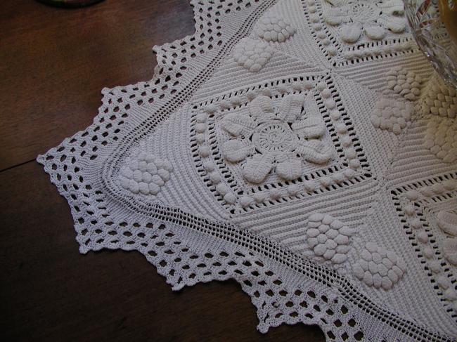 Superb table centre in crochet and knitted lace, corns and daisies