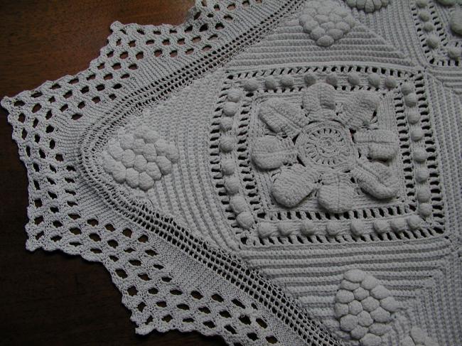 Superb table centre in crochet and knitted lace, corns and daisies