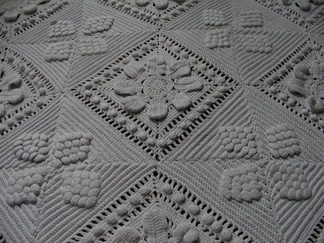 Superb table centre in crochet and knitted lace, corns and daisies