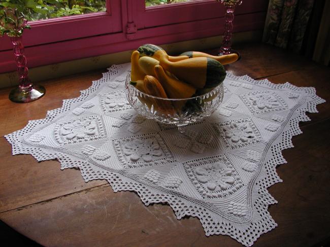 Superb table centre in crochet and knitted lace, corns and daisies