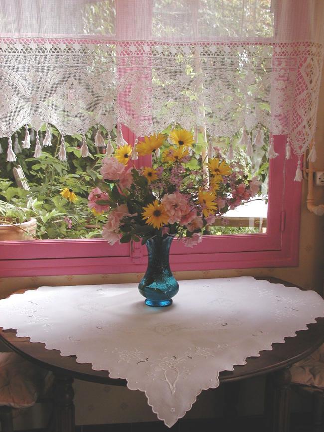 Merveilleuse nappe brodée & ajourée de vase Médicis & pommiers en fleurs 1910