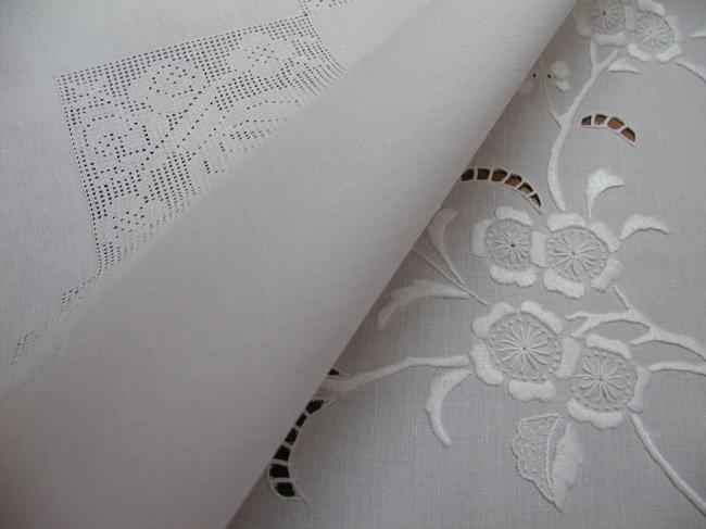 Merveilleuse nappe brodée & ajourée de vase Médicis & pommiers en fleurs 1910
