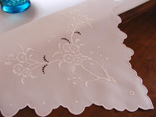 Merveilleuse nappe brodée & ajourée de vase Médicis & pommiers en fleurs 1910