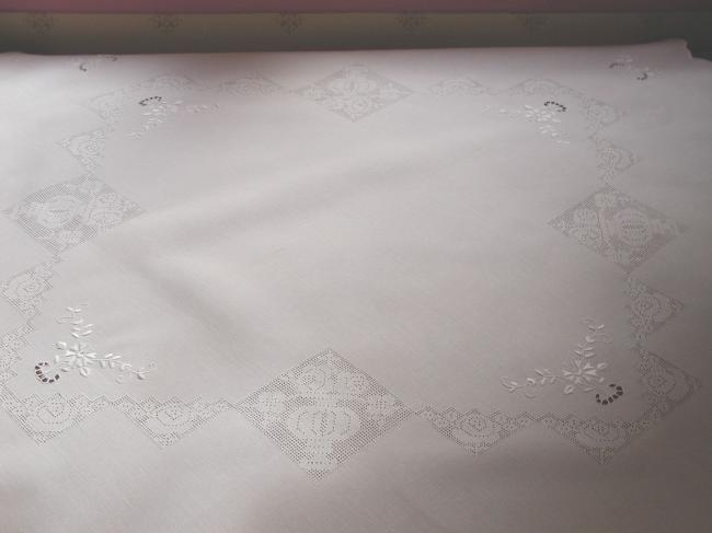 Merveilleuse nappe brodée & ajourée de vase Médicis & pommiers en fleurs 1910