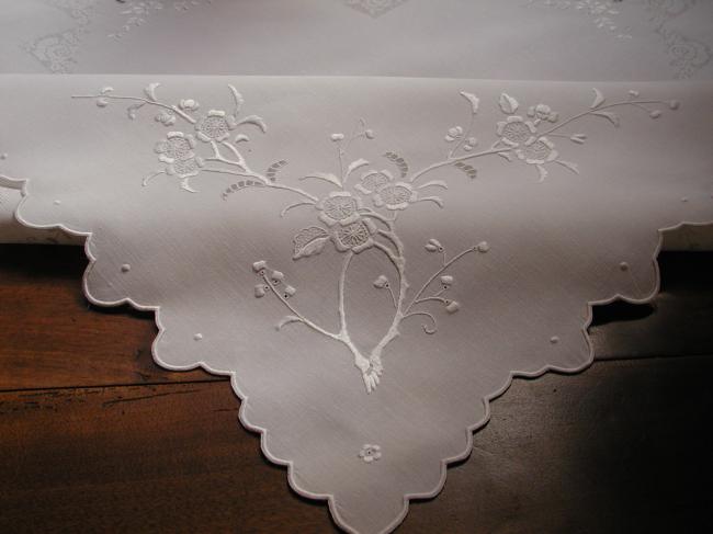 Merveilleuse nappe brodée & ajourée de vase Médicis & pommiers en fleurs 1910