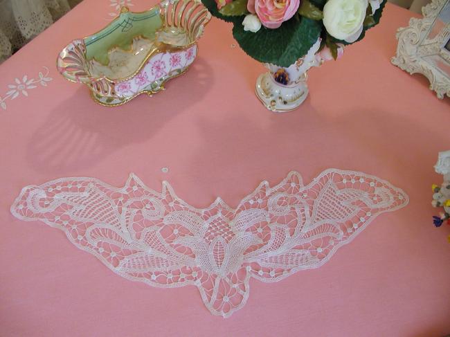 Merveilleuse grande insertion papillon en dentelle Renaissance aux lacets 1900