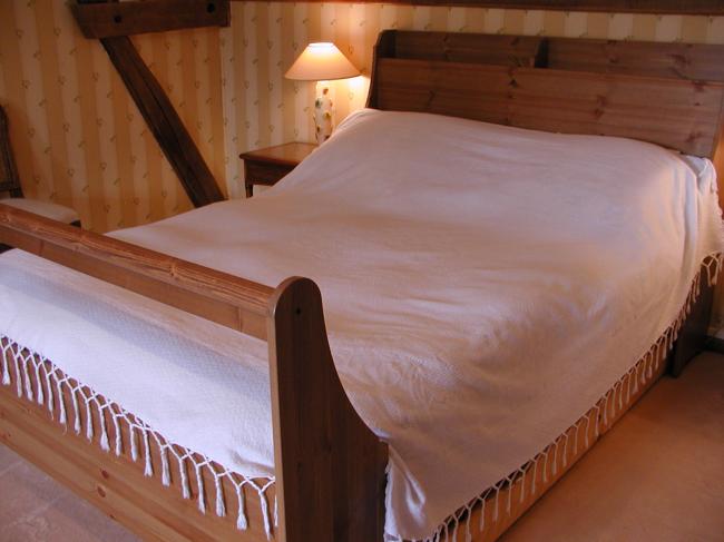 Very romantic bed-spread in Piqué of cotton, with medaillon of flowers & ribbons