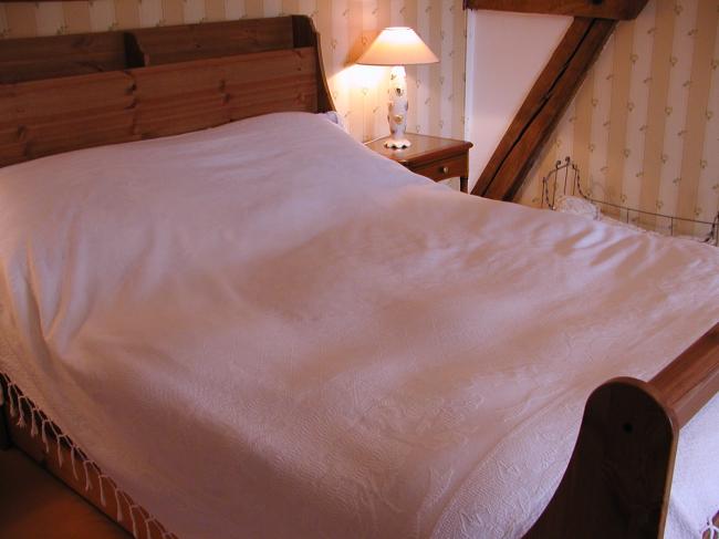 Very romantic bed-spread in Piqué of cotton, with medaillon of flowers & ribbons