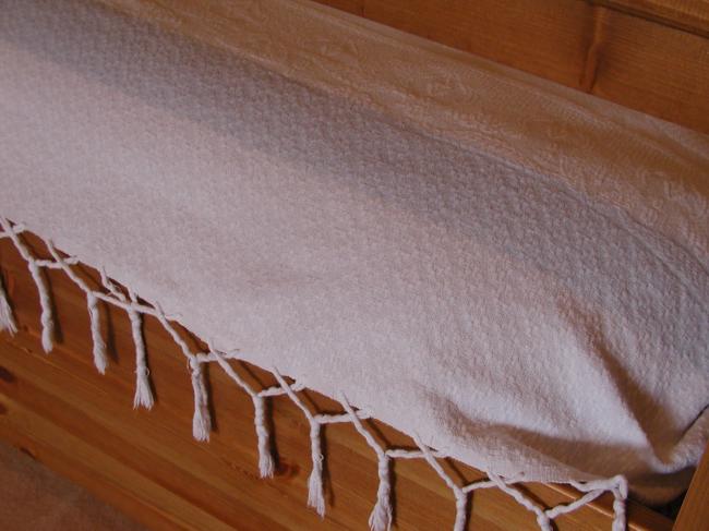 Very romantic bed-spread in Piqué of cotton, with medaillon of flowers & ribbons