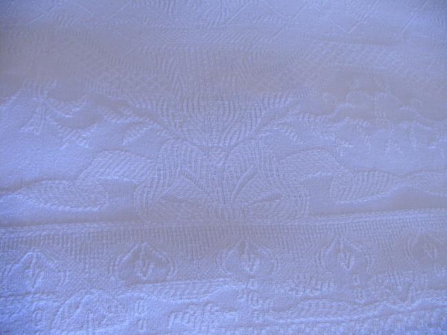 Very romantic bed-spread in Piqué of cotton, with medaillon of flowers & ribbons