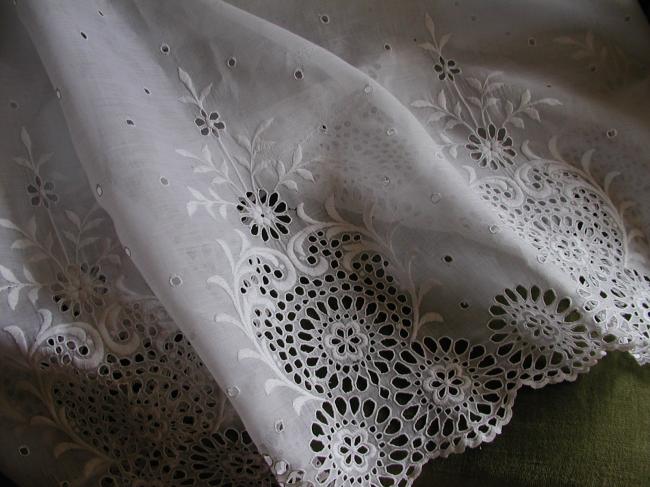 Magnifique bas de jupon en linon de lin avec une superbe broderie anglaise