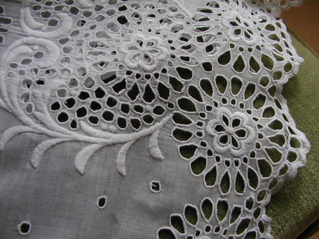 Magnifique bas de jupon en linon de lin avec une superbe broderie anglaise